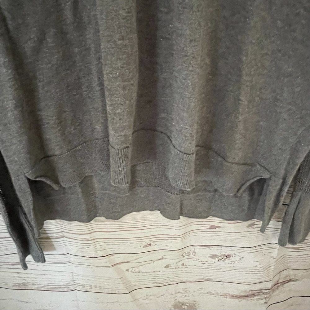 Rock & Republic Gray Long Sheer Sleeve Top Woman’s Sz XL Reverse Hem V Neck - Picture 3 of 6